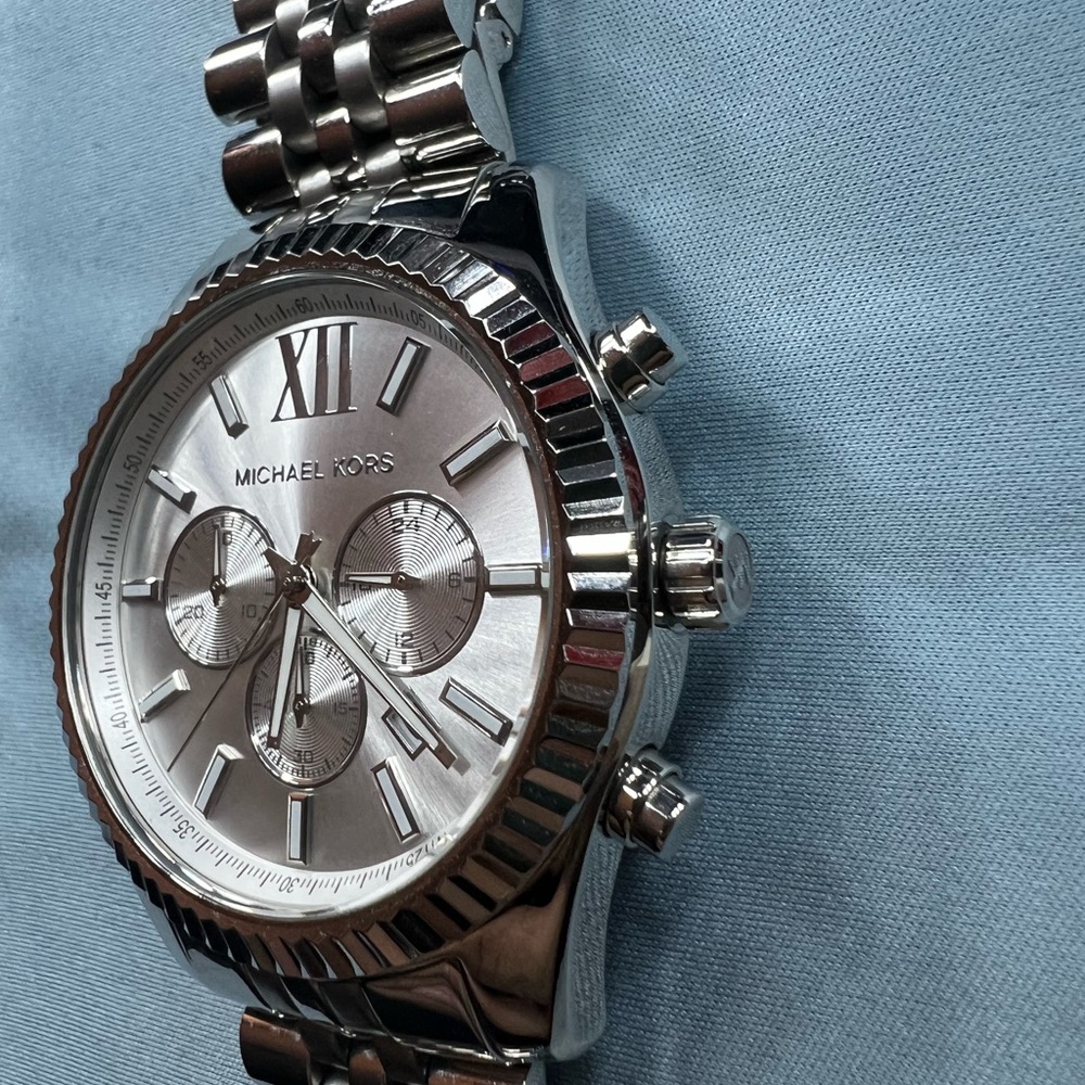 Like knew Michael Kors Oversized Silver-Tone Watch
Style# MK6731 - Picture 2 of 5
